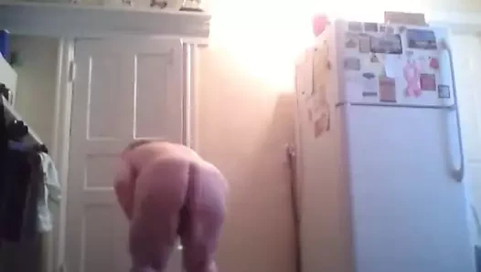 Sevgilisini beklerken kıçını sallıyor