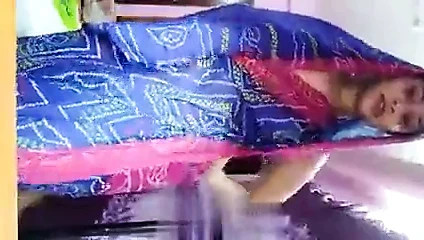 Seksi kız sarisini kaldırıyor