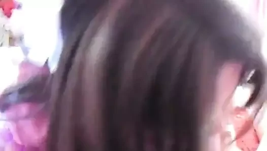 Kadın kılıklı sürtük Michelle bir delikanlıyı gırtlağına kadar alıyor