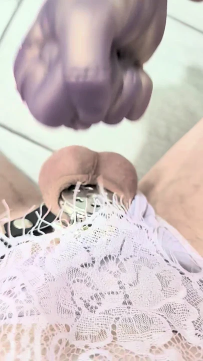 Lily kocaman anal pluguyla fistlenmeye hazırlanıyor