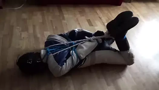 Deri takım elbiseyle bağlı