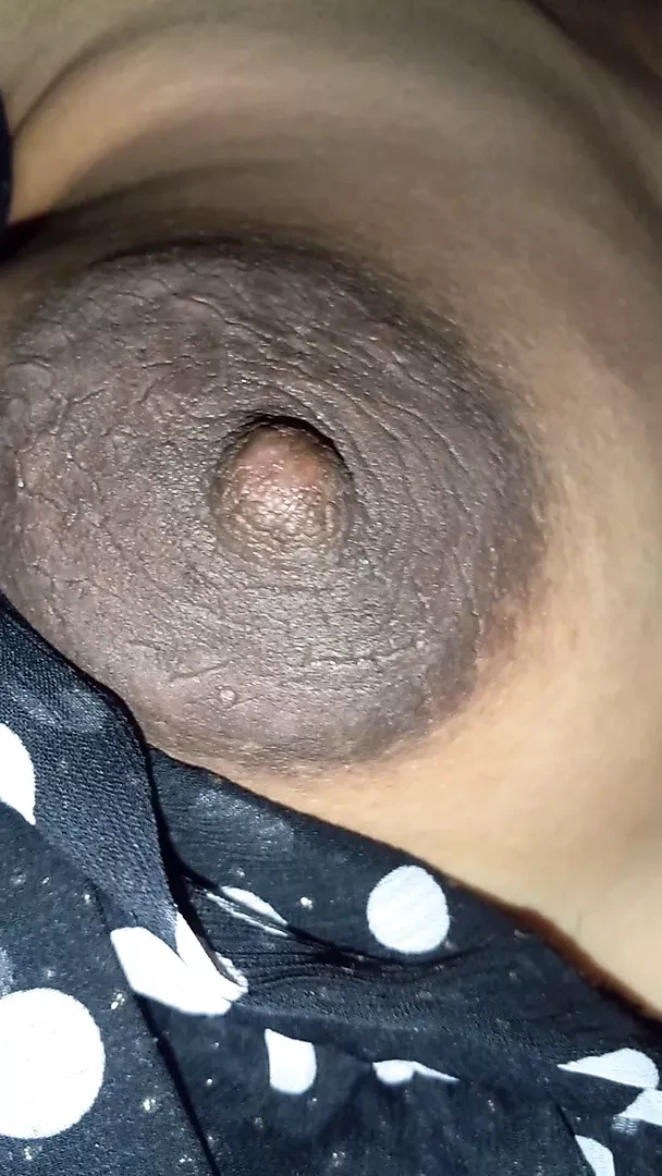 Тамильская девушка начинает доить