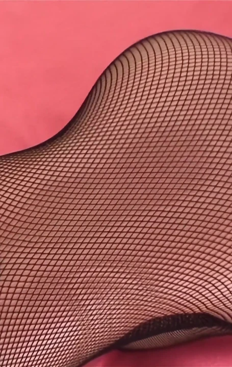 Siyah file çorap ve pembe kasıksız külotlu çorap