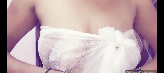 Seksi azgın zambak güneşli soyunuyor, banyo yapıyor ve göğüsleri gösteriyor