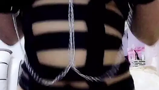 Çinli kız bir yapay penis ve göğüsleri ile eğlenir