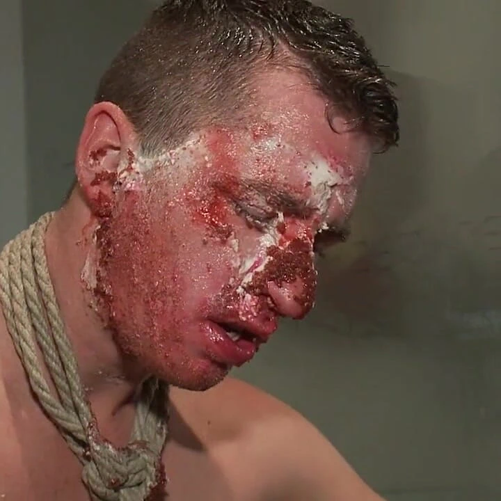 Azgın domuz herkesin içinde aşağılanıyor, çifte penetriliyor ve doğum günü pastasında itiliyor