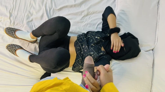 Müslüman kız Hindu oğlan ofis patronu tarafından sert sikiş derin sakso çekiyor açıkça görülüyor Hintçe ses