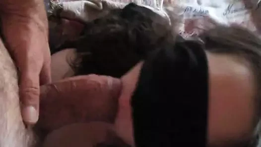 Slutty milf bağlı yukarı ve emme horoz