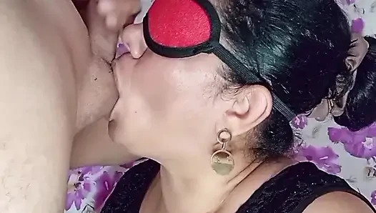 Çok sevimli göz maskesi ile gırtlağına kadar emiyor