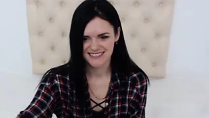 Web kamerası üzerinde utangaç ince milf soyunma.