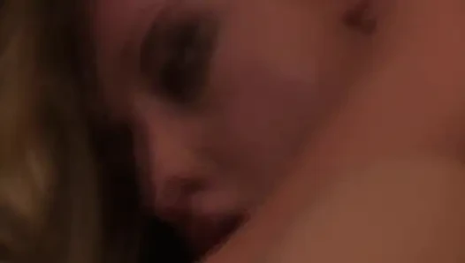 İri göğüslü sarışın orta yaşlı seksi kadın büyük bir yarak emmeyi seviyor
