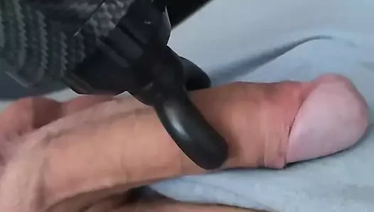 Büyük sünnetsiz yarağıma masaj silahı kullanarak boşalıyor