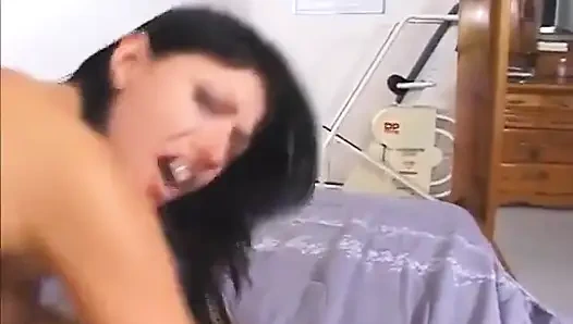 Dövmeli kız ve kız arkadaşı bir adam tarafından tüm sikiş deliklerini parçalatmadan önce duş alıyor