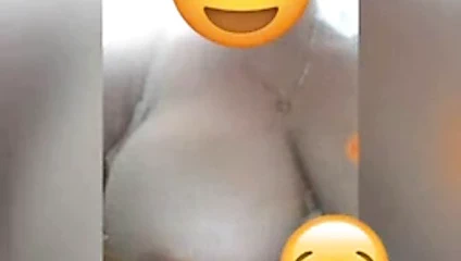 Deliciosa tetona jugando con sus melones