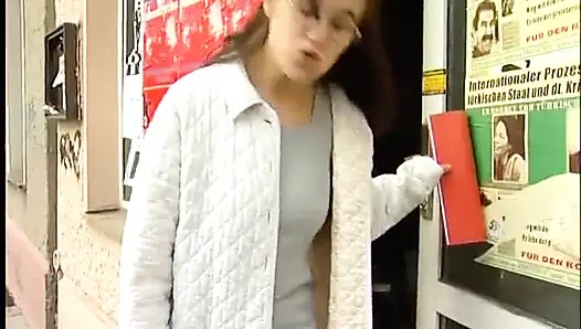 Amatör esmer genç kız büyük yarağı emiyor ve domalarak sikiliyor