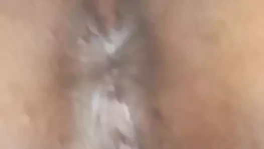 Sürtük genç kız üvey babası için götünü ve amını parmaklıyor