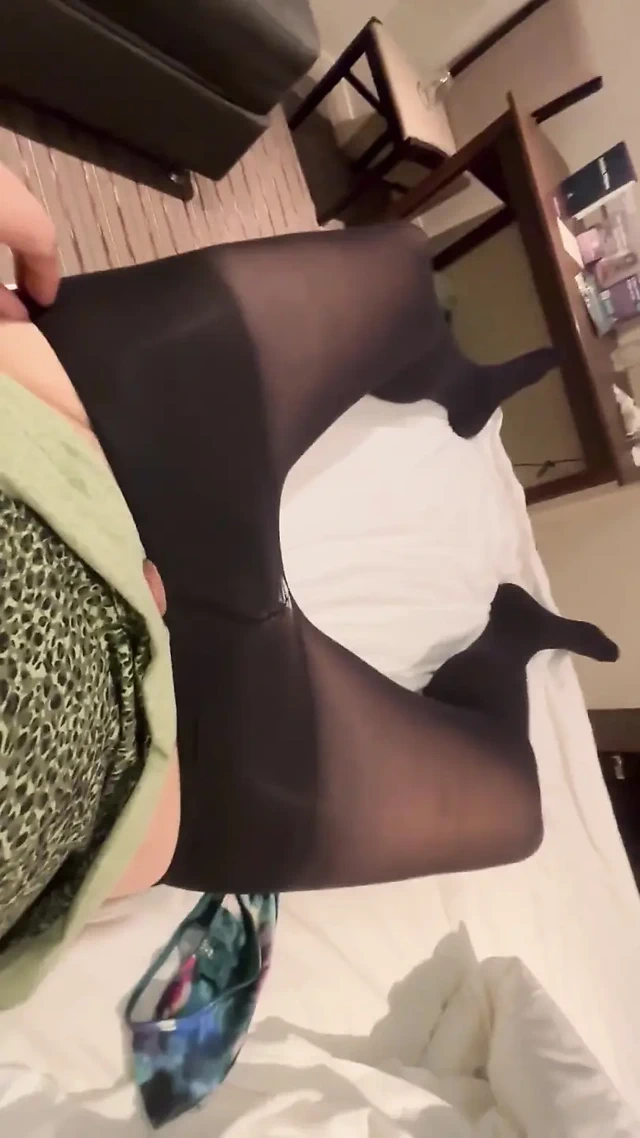 Üvey baba çorapla götünü parmaklıyor