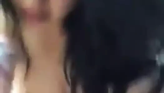 Kız arkadaşını sert sikiyor