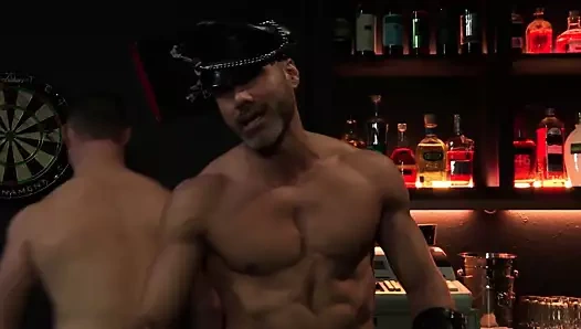 4 azgın aygır yakışıklı deri barda dick emmek!