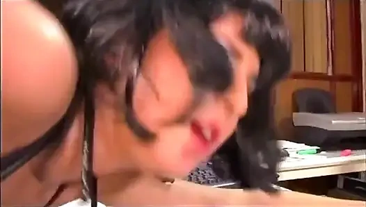 Seksi büyük memeli esmer göt kıllı amcığı parmaklıyor... Amına boşalma