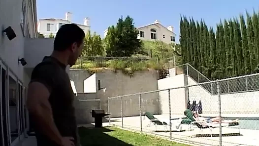 Çarpıcı hatun sert çifte penetrasyonlu üçlü seksten sonra büyük döl yutuyor