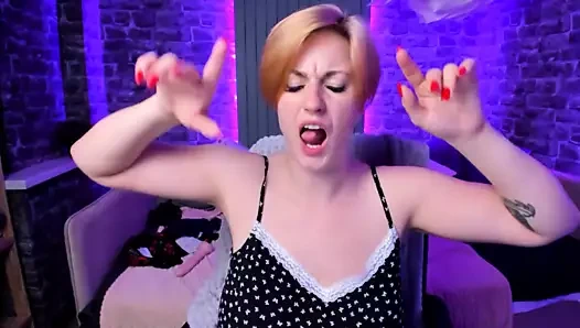 İyi bir eşek ve göğüsler ile kızıl saçlı onu kedi okşuyor