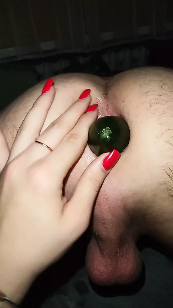 Sahibe büyük bir salatalık ile adamın götünü sikiyor