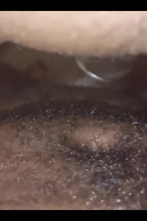 Benden onu prezervatifle sikmemi istedi ve en çok zevk alıyor ve benim için ıslak ve boşalıyor