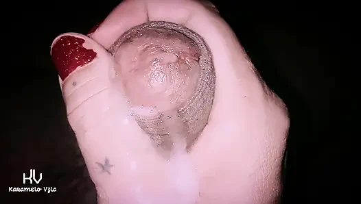 Evli kadın yakın çekimde yarağı okşuyor