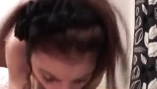 Almanya'dan minyon genç kız biniyor ve büyük yarak emiyor