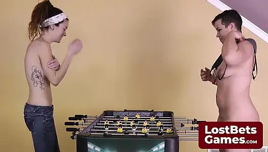 Striptizli bir langırt oyunu sonunda şaplak atma sözü veriyor