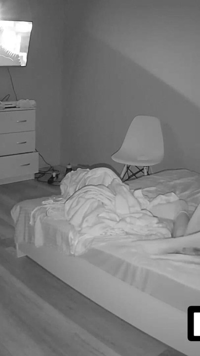 LUUV. Gerçek bir çift gerçek hayatlarını izleyiciler için ev yapımı seks şovuna dönüştürmenin heyecanını buluyor | Klip 1