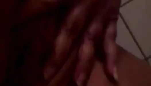 En iyi arkadaşlarımın karısı kapı açıkken karanlıkta işiyor