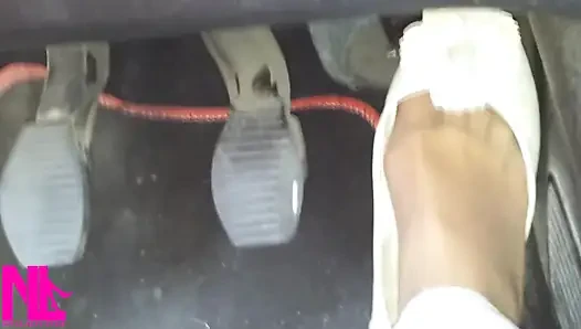 Yumuşak yıpranmış düzlükler ve naylon çoraplarla otoyolda pedal pompalama ve sürüş