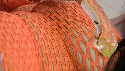 Une ado sexy en résille joue avec son vibromasseur