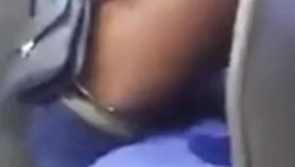 Fette Negerfotze pisst im fahrenden Bus!