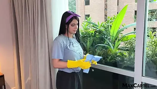 Hizmetçinin büyük göğüsleri var