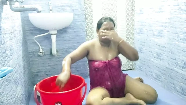 Seksi bayanın banyo gösterisi