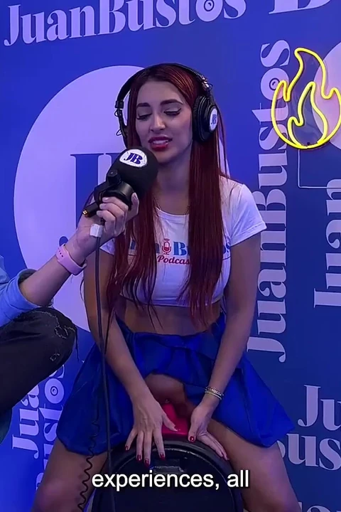 Jessica Sodi кончает, пока она рассказывает свои фантазии на вибраторной машине