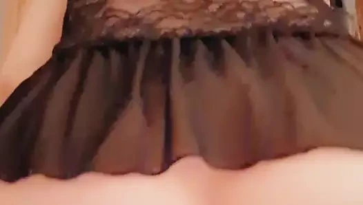 Yatakta büyük mor vibratör kullanıyorum ve bu beni tatmin ediyor