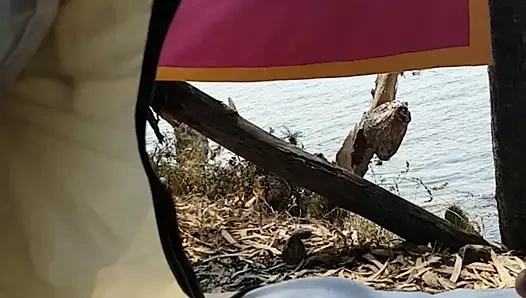 Mi masturbo in tenda davanti al mare, grande sbarrata!