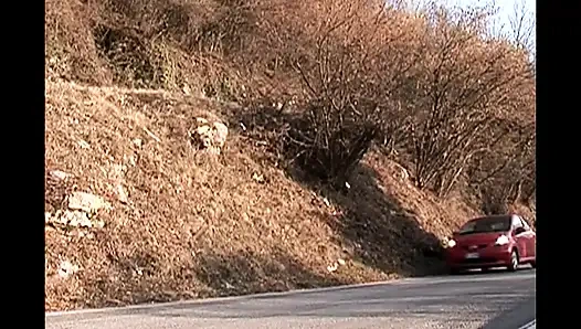 Ateşli sarışın orta yaşlı seksi kadın işerken ve götten sikilirken kırsalda yakalandı