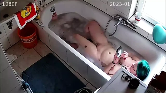 Yine küvette seks yaparken yakalandı