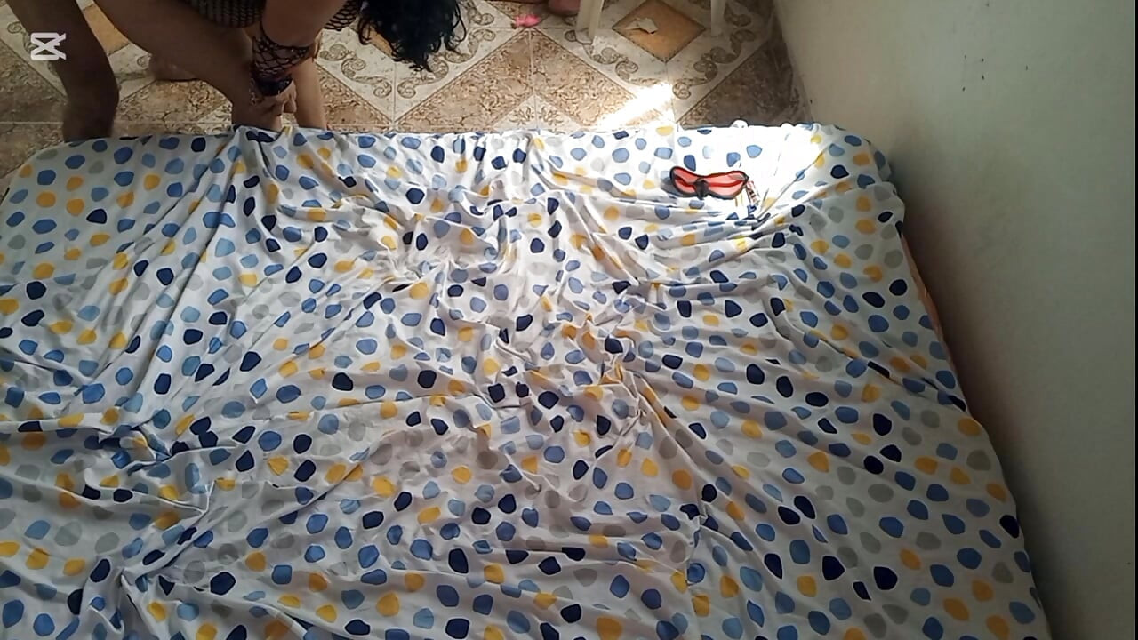 Ateşli desi bekar anne yarağımda boğuluyor ve sulu götünü teslim ediyor
