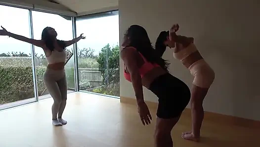 Mila ve Charlie'nin esaret yogası: bağlı sıkı ve eğitmen latin tarafından sikiliyor! (fullhd)