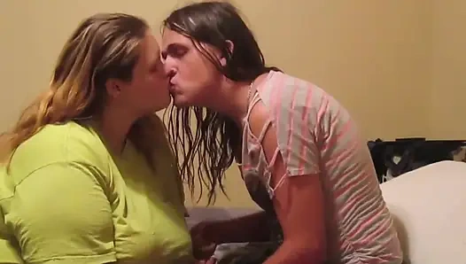 Seksi orta yaşlı seksi kadın ve ateşli kadın kılıklı sikişiyor ve klitorisini boşaltıyor