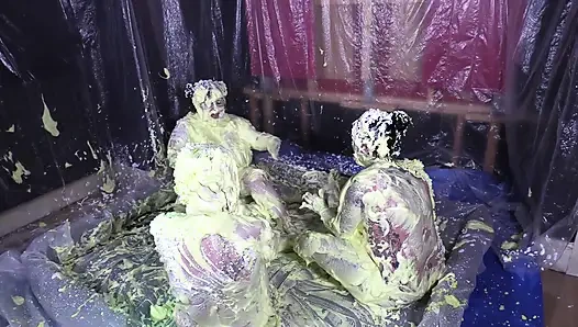 Cheyenne Hannah ve Skyler ile köpük eğlencesi