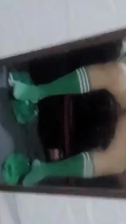 Bir öğrenci liseli arkadaşıyla aynanın önünde sevişiyor - gerçek ev videosu | Klip 1