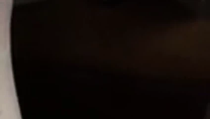 masanın altında ayakkabı işi