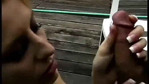 Güzel yaşlı sarışın ona tükürene kadar yaraklı bir yarağı memnun ediyor
